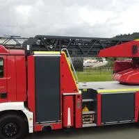 Hubrettungsfahrzeug Gelenkdrehleiter mit Rettungskorb