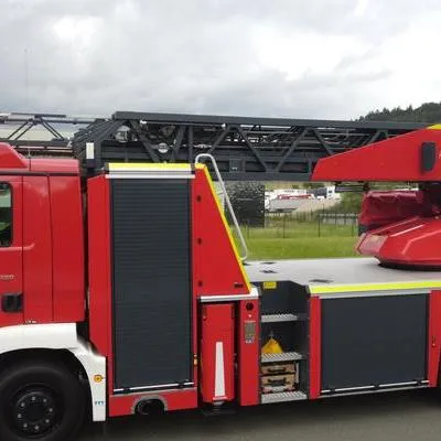 Hubrettungsfahrzeug Gelenkdrehleiter mit Rettungskorb