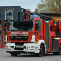 Hubrettungsfahrzeug Gelenkdrehleiter mit Rettungskorb