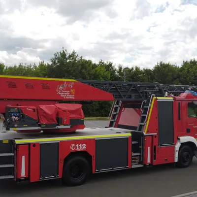 Hubrettungsfahrzeug Gelenkdrehleiter mit Rettungskorb
