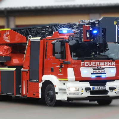 Hubrettungsfahrzeug Gelenkdrehleiter mit Rettungskorb